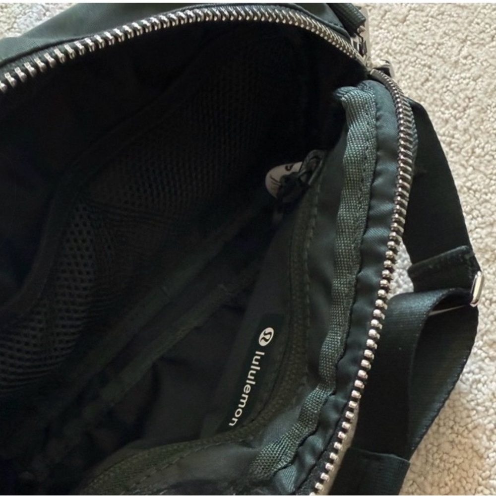 lululemon athletica Everywhere 2L Crossbody bag - Picture 5 of 6